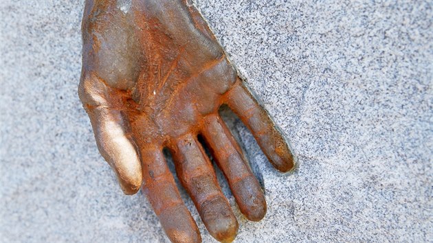 V Podolí u Brna vyrostl památník zdejším hospodářům ožebračeným komunisty. Ruce symbolizují analogii toho, že rolníci vybudovali svá hospodářství holýma rukama, a když jim vše sebrali, zbyly jim opět jen holé ruce.