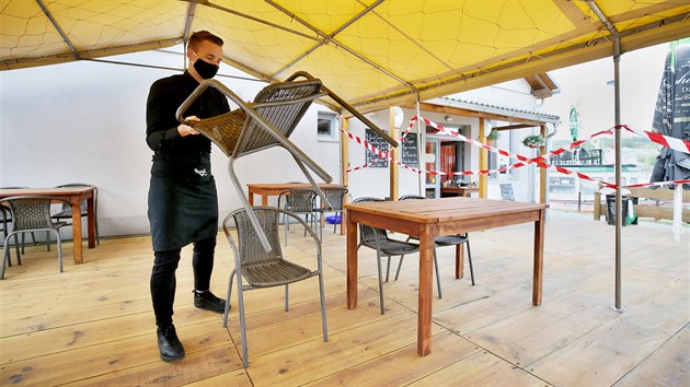 Zkaznky v pondl pivt i zahrdka restaurace Vingl u Brnnsk pehrady. Stoly zde nachystali dl od sebe ne obvykle, nk Marek karoupka lidem nato pivo v rouce.