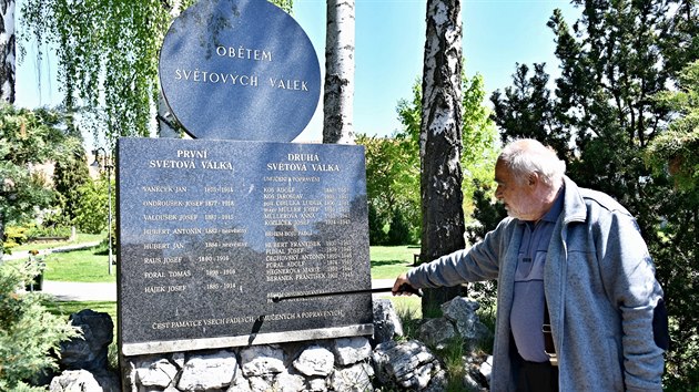 Kronik Jan Tondl ukazuje pamtnk obtem vlek v Babicch u Rosic.