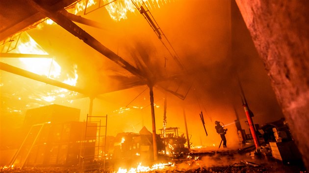 Požár haly společnosti Hauk v Polici nad Metují. (6. 5. 2020)