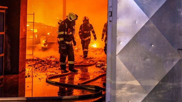 Požár haly společnosti Hauk (bývalé Veby) v Polici nad Metují. (6. 5. 2020)