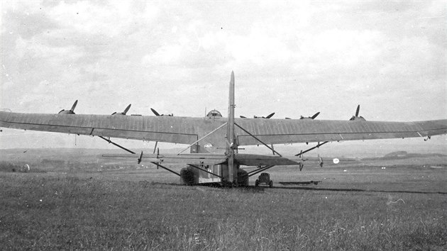 Gigant na skutečském letišti. S rozpětím křídel 55 metrů a hmotností bezmála 30 tun patřil k největším letadlům své doby.