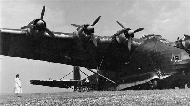 Messerschmitt Me 323 Gigant na skutečském letišti v květnových dnech 1945. S rozpětím křídel 55 metrů a hmotností bezmála 30 tun patřil k největším letadlům své doby.
