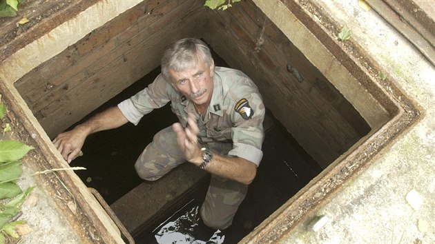 Vytrval� hleda� �t�chovick�ho pokladu Josef Mu��k na sn�mku z roku 2002.