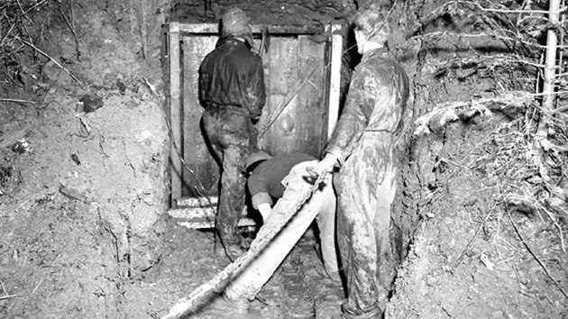 Ameri�an� otev�raj� vstup do �toly s ukryt�mi dokumenty. Cestu jim uk�zal zajat� eses�k. Odkr�v�n� �toly p�edch�zel d�kladn� pr�zkum prostoru minohleda�kou.