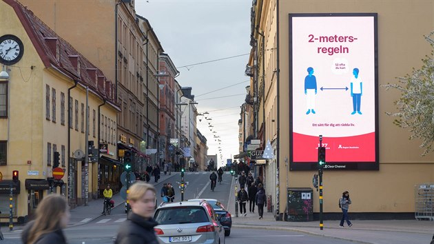 Billboard ve Stockholmu informuje občany o důležitosti dodržování rozestupů. 29. dubna 2020