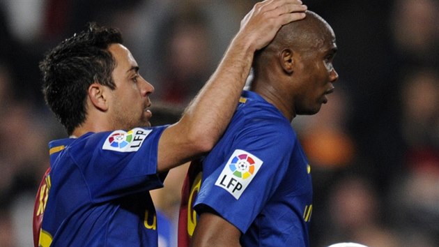 Samuel Etoo (vpravo) a Xavi Hernndez z Barcelony se raduj z glu v ronku 2008/2009.