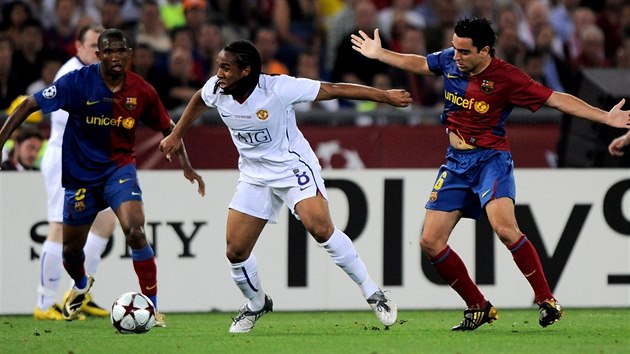Samuel Etoo (vlevo) a Xavi Hernndez z Barcelony v zpase proti Manchesteru United.