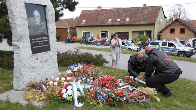 Členové evropské odnože ruského motorkářského klubu Noční vlci se při své spanilé jízdě k výročí konce druhé světové války zastavili v Hroznatíně na Třebíčsku u pomníku zdejšího rodáka, generála a prezidenta Ludvíka Svobody.