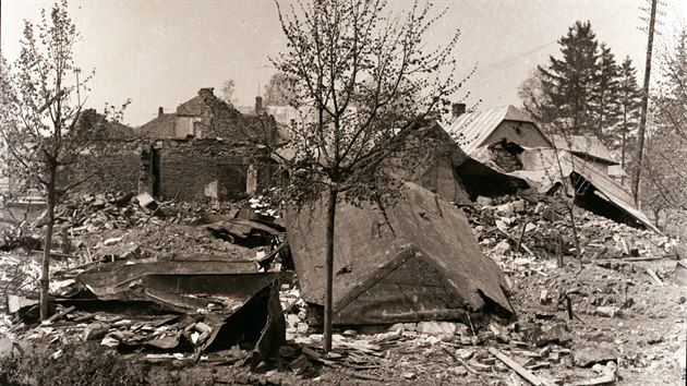 Byl krsn jarn den 9. kvtna 1945. Lid ve drci nad Doubravou se radovali, e skonila vlka. Ne nadlouho. Kolem poledne dva nlety sovtskch letadel vesnici doslova rozmetaly. Pro k neekanmu toku ruskch letadel tehdy dolo, se dosud nikomu nepodailo spolehliv zjistit. Nejpravdpodobnj verz je fatln omyl pi toku na ustupujc nmeck vojky.