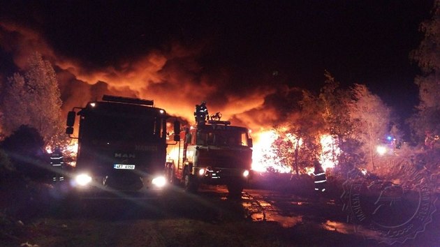 Požár skládky ve Zdechovicích likvidovalo 19 jednotek hasičů. (4. května 2020)