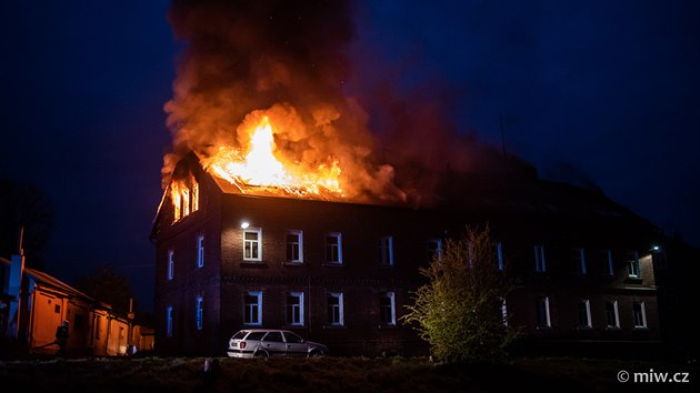 V Chibsk na Dnsku hoela stecha bytovho domu. Na mst zasahovalo sedm hasiskch jednotek. (4. kvtna 2020)