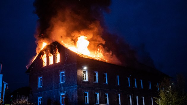 V Chibsk na Dnsku hoela stecha bytovho domu. Na mst zasahovalo sedm hasiskch jednotek. (4. kvtna 2020)