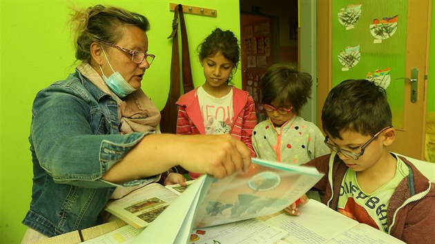 V domov� jsou �ty�i rodinn� skupiny po osmi d�tech, ka�d� mus� zvl�dat opravdu velk� mno�stv� �kol�.