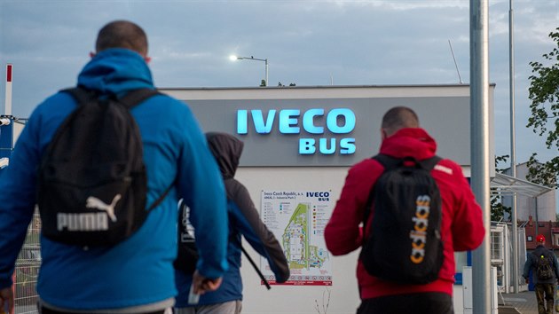 Pracovníci přicházejí na ranní směnu do továrny Iveco CZ ve Vysokém Mýtě. Výrobce autobusů obnovil výrobu, přerušenou od 30. března kvůli nedostatku dílů způsobeném koronavirovou pandemií. (4. května 2020)