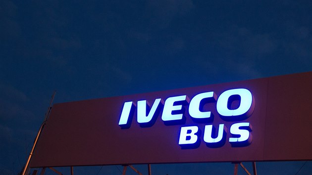 Logo společnosti Iveco v továrně ve Vysokém Mýtě. Výrobce autobusů obnovil produkci, kterou přerušil 30. března kvůli nedostatku dílů způsobeném koronavirovou pandemií. (4. května 2020)
