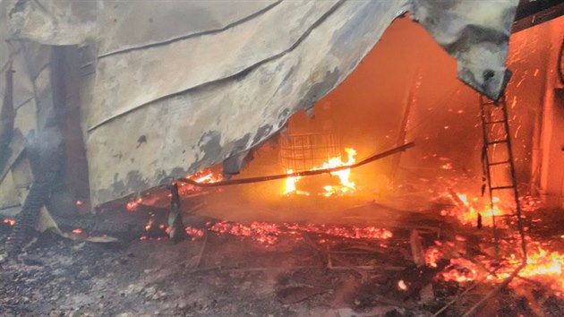Královéhradečtí hasiči zasahovali u požáru v areálu firmy v Polici nad Metují. (6. května 2020)