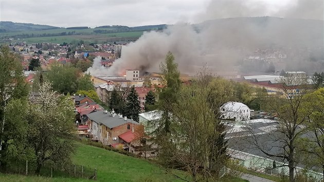 Požár haly v Polici nad Metují (6.5.2020).
