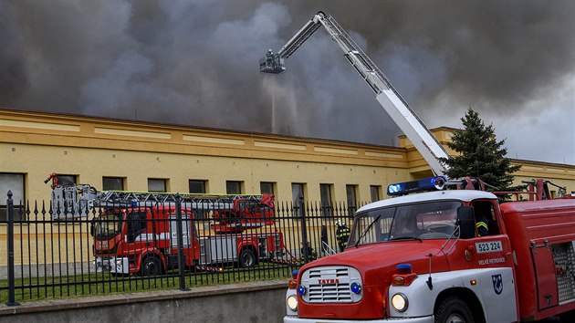 Požár haly v Polici nad Metují (6.5.2020).