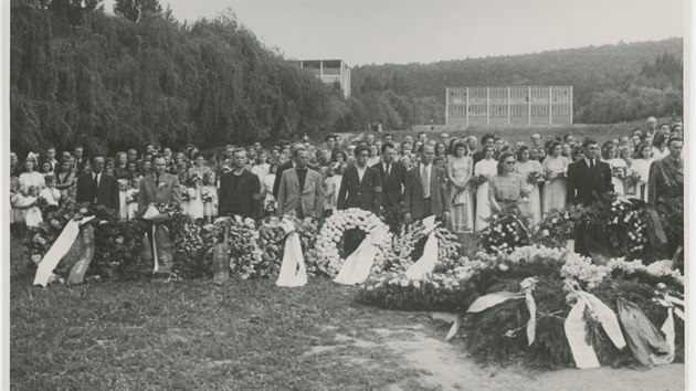 Pohřbívání padlých partyzánů pod památníkem Tomáše Bati. V bitvě o Zlín padlo 21 Rusů, čtyři rumunští vojáci a šest partyzánů.