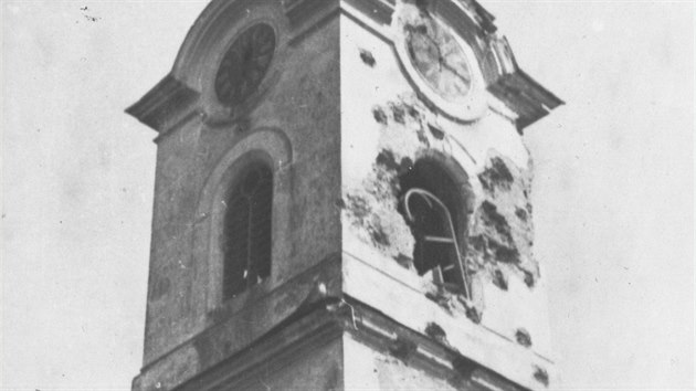 Věž kostela, kterou Němci obsadili pozorovatelem, kulometem a ostřelovači, byla po útoku rozstřílená.