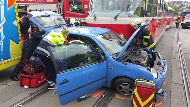 Nehoda auta s tramvají v pražské Michli. (5.5.2020)