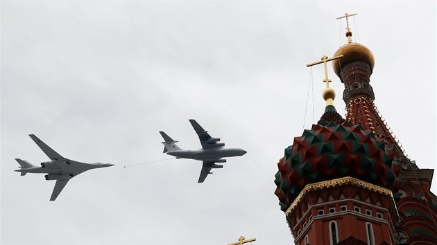 V rmci ncviku oslav vro od konce druh svtov vlky nad Moskvou proletla vojensk letadla. (4. kvtna 2020)