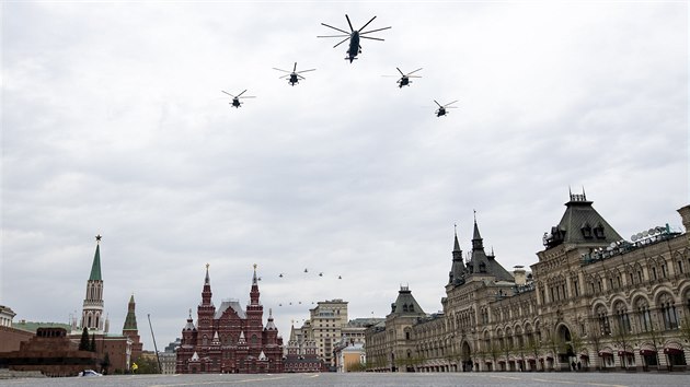 V rmci ncviku oslav vro konce druh svtov vlky nad Moskvou proletly destky vojenskch letoun. (4. kvtna 2020)