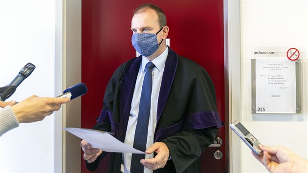 U olomouckého krajského soudu pokračovalo projednávání kauzy Vidkun, kvůli ochranným opatřením proti šíření koronaviru s vyloučením veřejnosti, aby mohly být v soudní síni dodrženy rozestupy mezi účastníky. Na snímku soudce Martin Lýsek oznamuje tuto informaci novinářům.