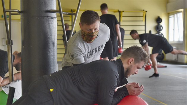 Kondiční trenér Petr Švehla (s rouškou) na tréninku hokejového Litvínova, věnuje se Denisovi Godlovi.