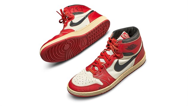 Michael Jordan nosil tyto boty v roce 1985, zmnily obuvn historii, po 35 letech m do aukce.