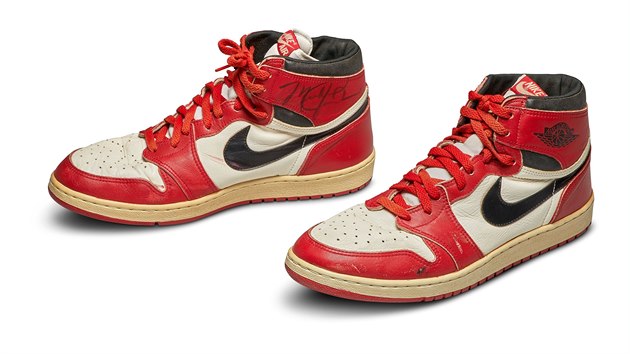 Michael Jordan nosil tyto boty v roce 1985. Zmnily obuvn historii, po 35 letech m do aukce.