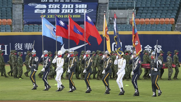 estn str pichz s tchajwanskou vlajkou ped zpasem baseballov ligy.