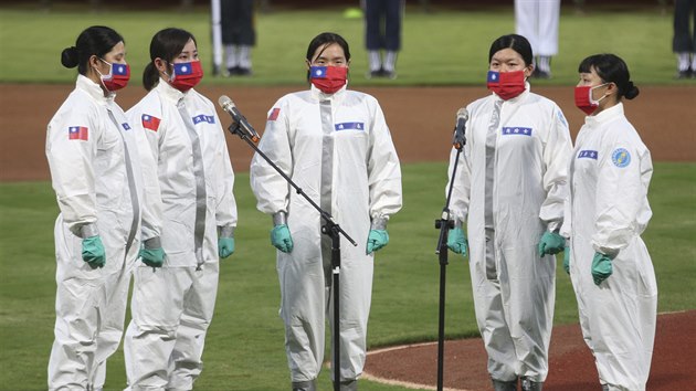 Tchajwanskou hymnu ped utkn baseballov ligy zaply oroukovan dmy.