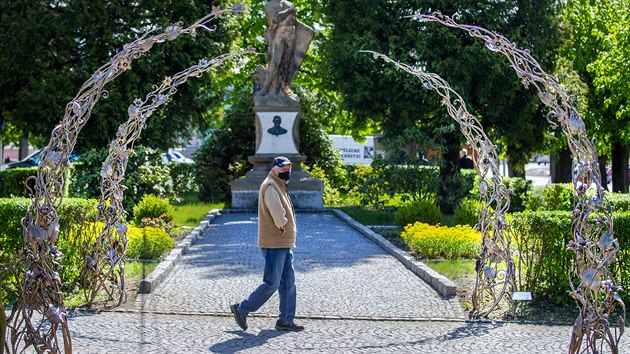 Kované vstupní brány k pomníkům padlým v I. a II. světové válce a také symbolické brány do lepších zítřků v době pandemie vznikly ve Kdyni na Domažlicku. (5. 5. 2020)