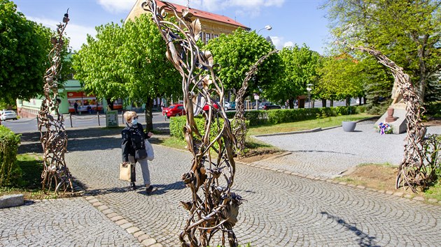 Kované vstupní brány k pomníkům padlým v I. a II. světové válce a také symbolické brány do lepších zítřků v době pandemie vznikly ve Kdyni na Domažlicku. (5. 5. 2020)
