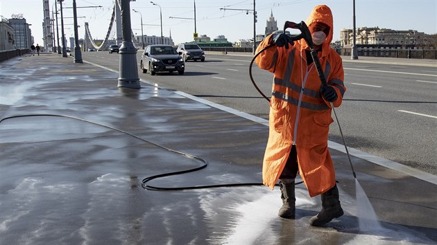 Pracovnk technickch slueb ist moskevsk ulice. (30. dubna 2020)