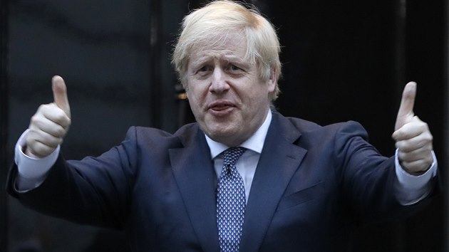 Boris Johnson ukazuje zdvien palce pro nemocnin personl v rmci akce Potlesk pro zdravotnky (30. dubna 2020).