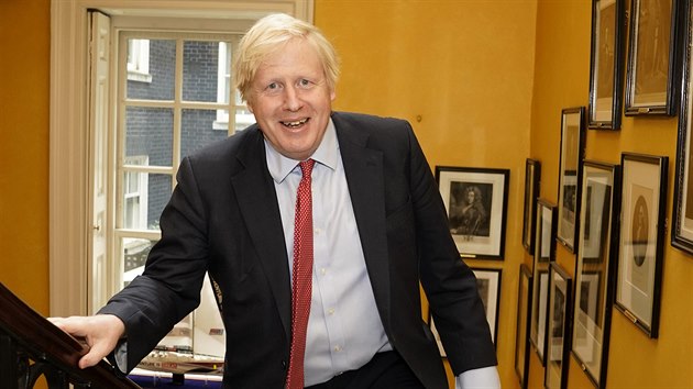 Boris Johnson po nvratu z porodnice, kde se mu narodil syn (30. dubna 2020).