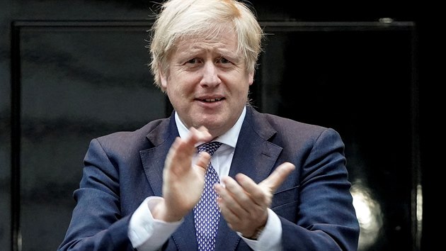 Boris Johnson tlesk zdravotnkm. (30. dubna 2020)