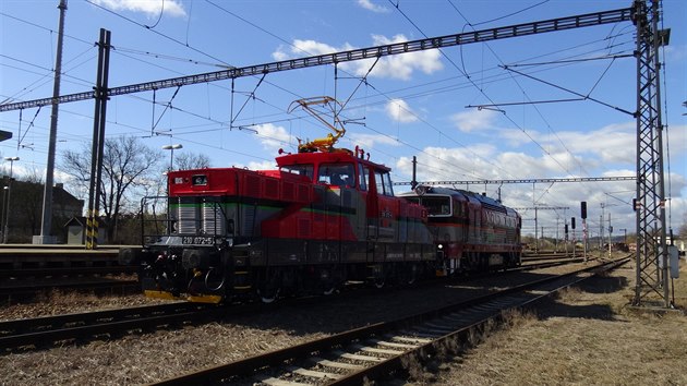 ehlika 210.072 spolenosti KDS-Kladensk dopravn a strojn ve spolenosti Brejlovce 750.202, kter obvykle jezd v ele zitkovch vlak KDS.
