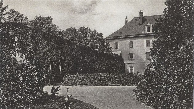 Obě křídla zámku nechali postavit roku 1609 současně s hlavní budovou tehdejší majitelé Bruntálští z Vrbna. Snímek je z 20. až 30. let 20. století. 