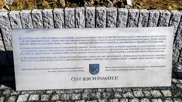 Vedení pražských Řeporyjí v čele se starostou Pavlem Novotným z ODS nechalo na řeporyjském náměstí instalovat pamětní desku připomínající padlé vojáky Ruské osvobozenecké armády, takzvané vlasovce. (1. května 2020)