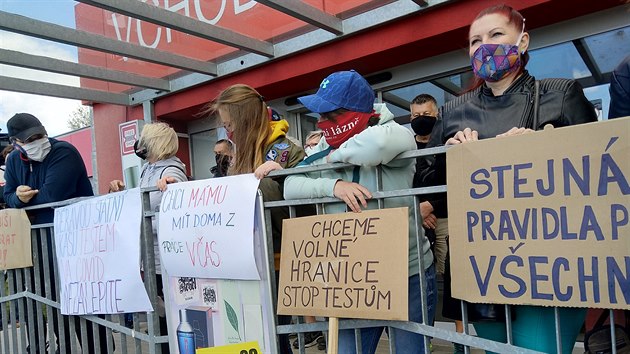 Protest pendlerů na hraničním přechodě ve Folmavě. (1. 5. 2020)