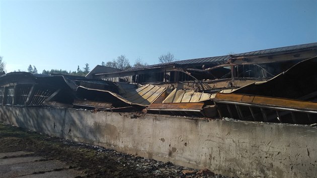 Požár haly o rozměru 60x30 metrů v Budišově nad Budišovkou. Škoda dosáhla minimálně 10 milionů korun. (9.5.2020)