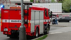 V nedli ráno zasahovali hasii u poáru v optice na Luinách (3. kvtna 2020).
