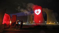 Dv z osmi chladicích ví dukovanské jaderné elektrárny v pondlí veer...