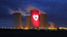 Dvě z osmi chladicích věží dukovanské jaderné elektrárny v pondělí večer...