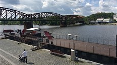 (A)void Floating Gallery