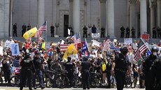 Policie v kalifornském Los Angeles se snaí rozehnat dav  demonstrant, kteí...